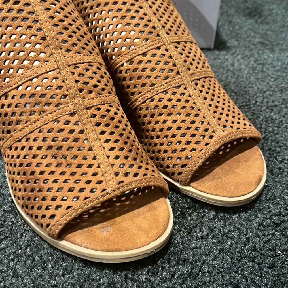 American Eagle Outfitters Tan Perforated Peep-Toe Sandals - Picture 2 of 7